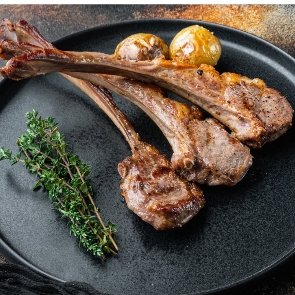Shallow-fried lamb chops marinated in ginger, garlic and spices